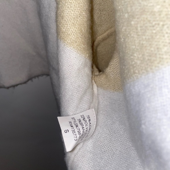 SOLD VICI cream, white, & grey cropped sweater Size M - Picture 4 of 8